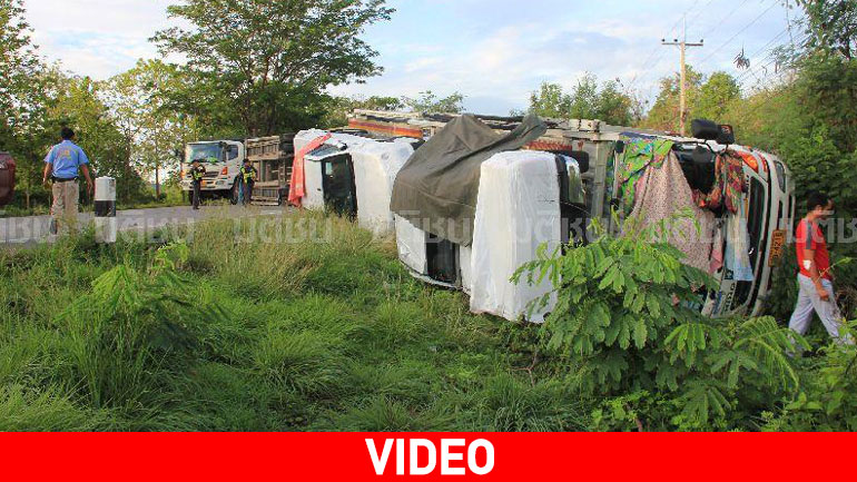 Τούμπαρε νταλίκα που μετέφερε τα καινούργια Toyota Hilux