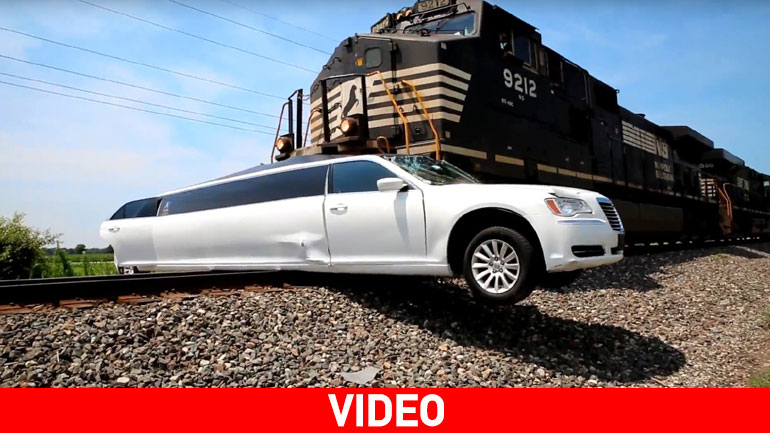 Τρένο παρασύρει λιμουζίνα