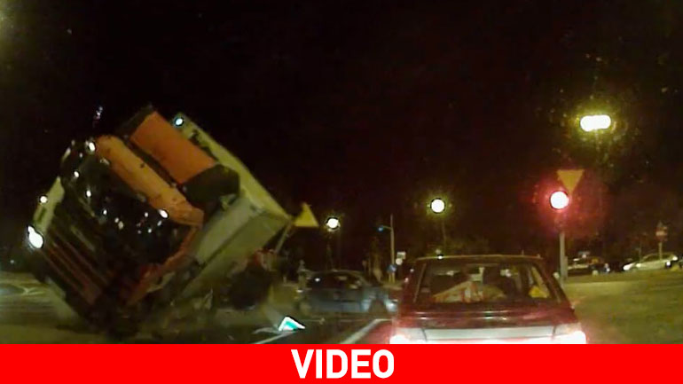 Νταλίκα σκορπά τον τρόμο σε διασταύρωση!