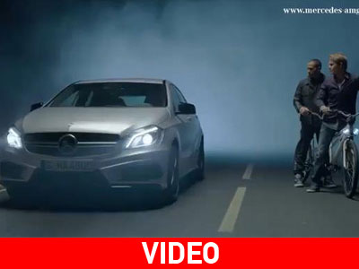 Hamilton και Rosberg οδηγούν τη νέα Mercedes A45 AMG!