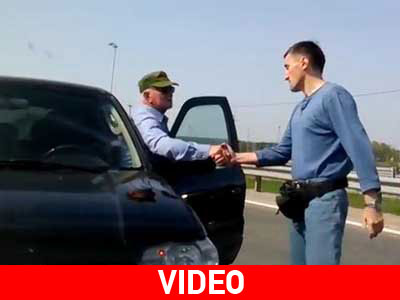 Γλύτωσαν την πρόσκρουση και έδωσαν τα χέρια!