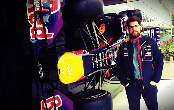 Έξω από τις εγκαταστάσεις της Red Bull στην Αγγλία