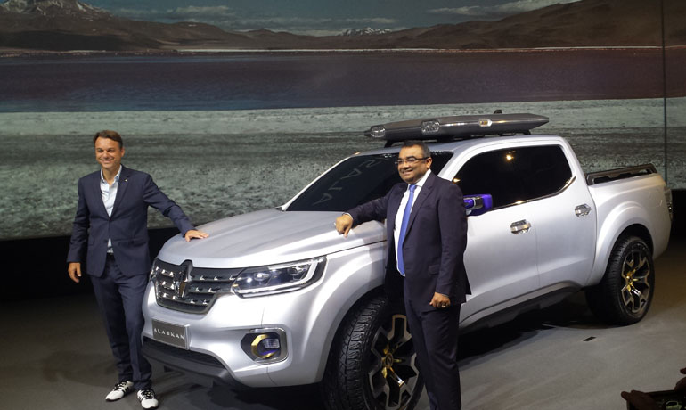 Ο Ashwani Gupta, επικεφαλής επαγγελματικών οχημάτων της Renault (δεξιά) με τον αρχισχεδιαστή, Laurens van den Acker (αριστερά)