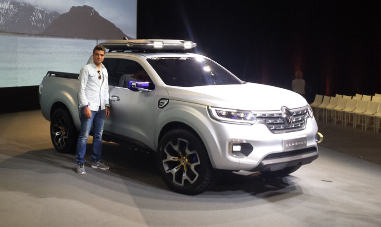 Ο υπογράφων δίπλα στο νέο pick-up της Renault, στο Paris Media Center