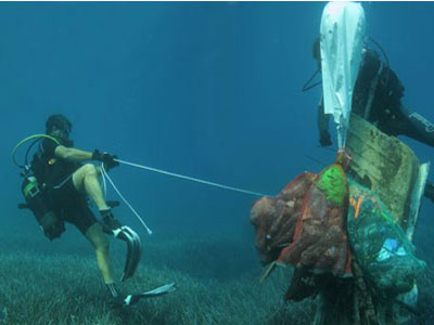Δύτες καθάρισαν τον βυθό στο Πανόραμα Λαυρεωτικής
