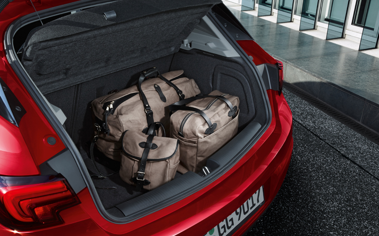 Στο πορτμπαγκάζ χωράνε άνετα τέσσερις βαλίτσες