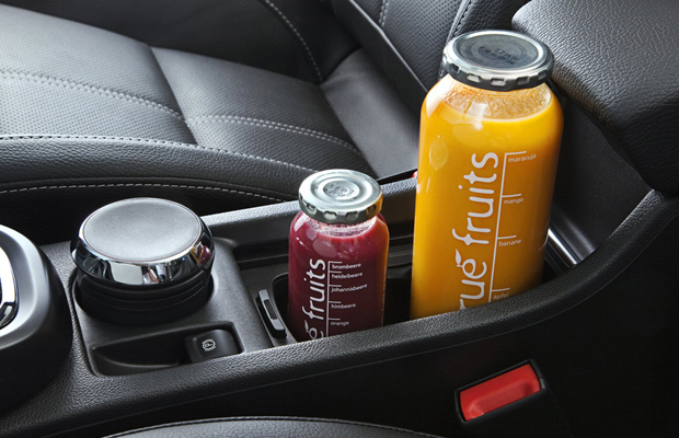 Θήκες για μικρά και μεγάλα μπουκάλια ανάμεσα σε οδηγό και συνοδηγό