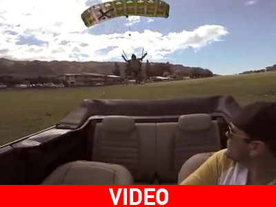 Μπήκε στο VW Beetle με αλεξίπτωτο!