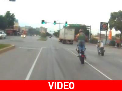 Τη γλύτωσε από την πτώση, την πάτησε από τον αστυνομικό!