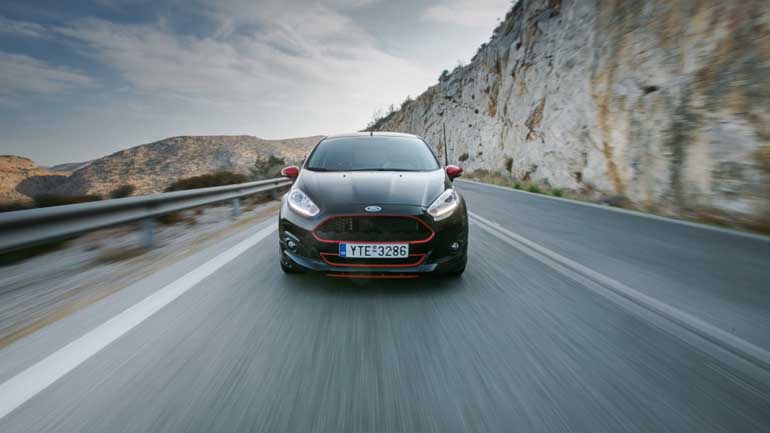 Η κόκκινη γρίλια στη μάσκα 'ψαρώνει' κόσμο