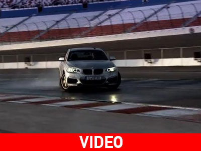 Στρίβει και ντριφτάρει χωρίς τη βοήθεια του οδηγού!