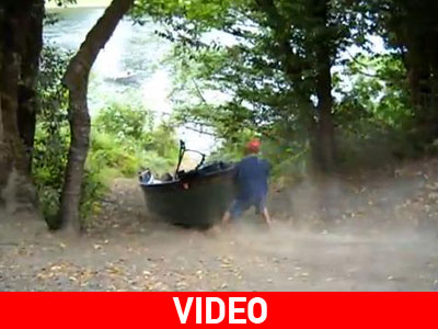 Αυτή είναι καθέλκυση σκάφους στο νερό!