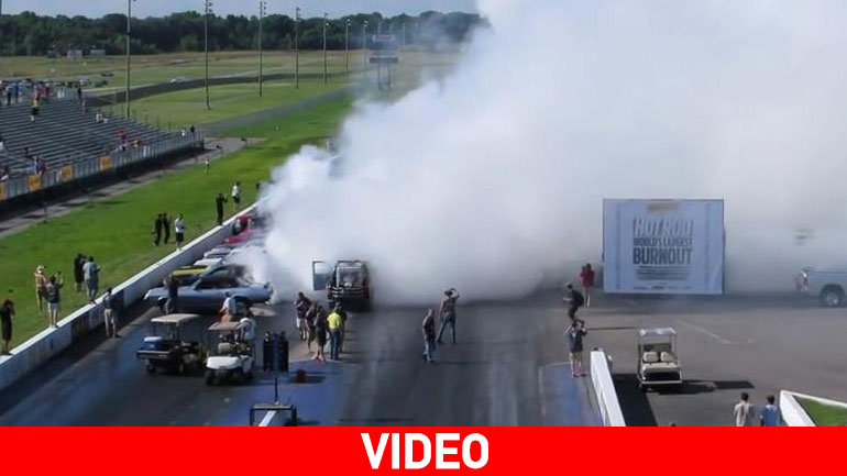 Απίστευτο burnout με 114 αυτοκίνητα