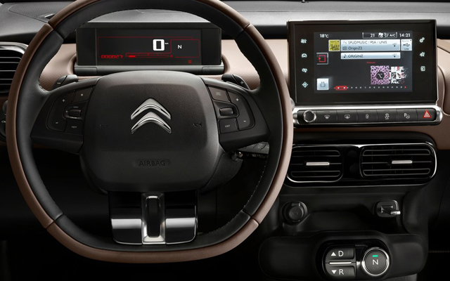 Δύο οθόνες έχει στη διάθεσή του ο οδηγός