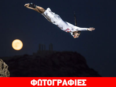 Εκπληκτική βουτιά με φόντο το ναό του Ποσειδώνα Εκπληκτική βουτιά με φόντο το ναό του Ποσειδώνα