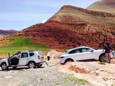 Μια Porsche Macan ζητάει… τη βοήθεια του Dacia Duster!