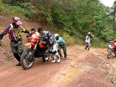 Δεκάδες αγνοούμενοι και ένας νεκρός σε αγώνα μοτοσικλετών στην Ινδονησία!