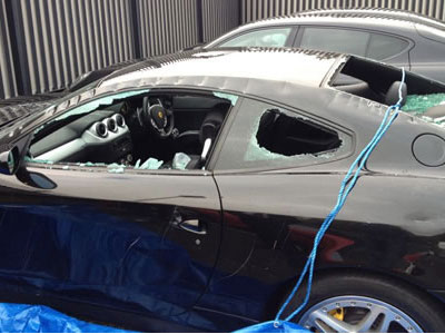 Του διέλυσε το αυτοκίνητο με τσεκούρι!