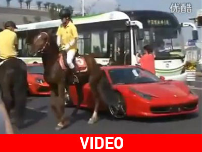 Ferrari εναντίον αλόγου!