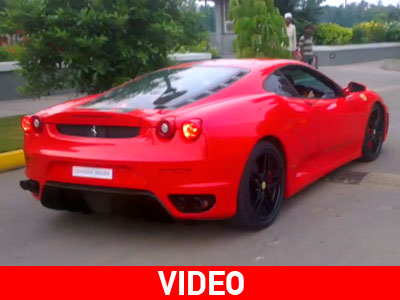 Έδωσε στα μικρά παιδιά του να οδηγήσουν τη Ferrari και τον συνέλαβαν