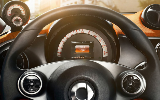 Το στροφόμετρο είναι αριστέρα-πάνω τοποθετημένο