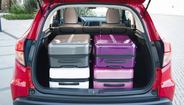 Χωράει άνετα τέσσερις μεγάλες βαλίτσες