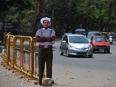 Έβαλαν χάρτινους τροχονόμους γιατί δεν είχαν χρήματα!