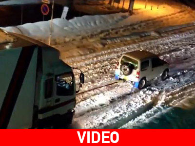 Το Jimny τραβάει φορτηγό στα χιόνια!