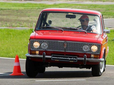 Ο Jenson Button οδηγεί ένα Lada!