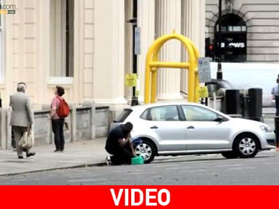 Κλέβει βενζίνη από αυτοκίνητο στη μέση του δρόμου!