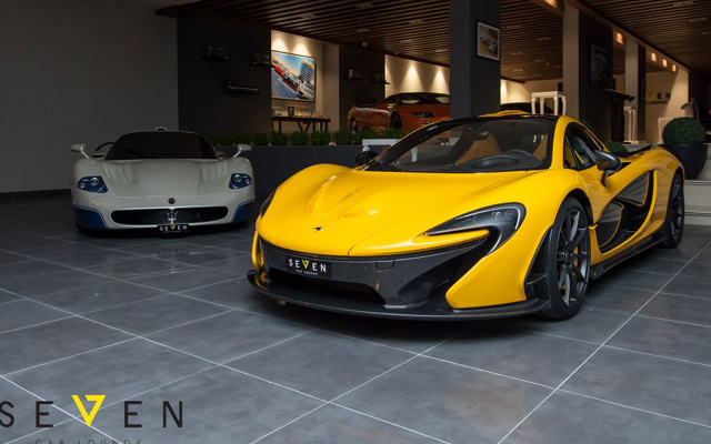 McLaren P1 και δίπλα Maserati MC12 