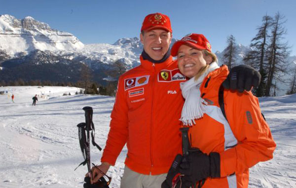 Η γυναίκα του, Κορίνα,έχει κάθε λόγο να χαμογελά πλέον