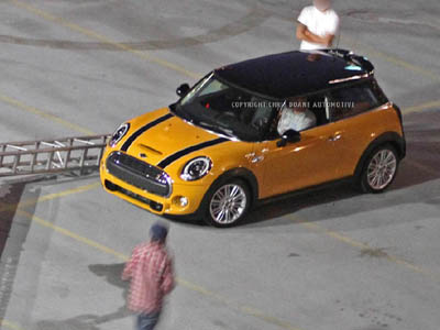 «Βολές» κατά των παπαράτσι από την Mini!