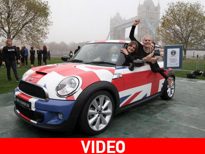 Πως χώρεσαν 28 κοπέλες σε ένα Mini Cooper;