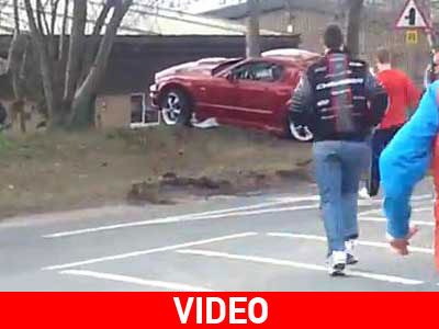 Πήγε για επίδειξη και «καρφώθηκε» σε δέντρο!