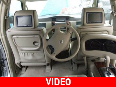 Αυτοκίνητο με τιμόνι στο κέντρο των πίσω καθισμάτων!