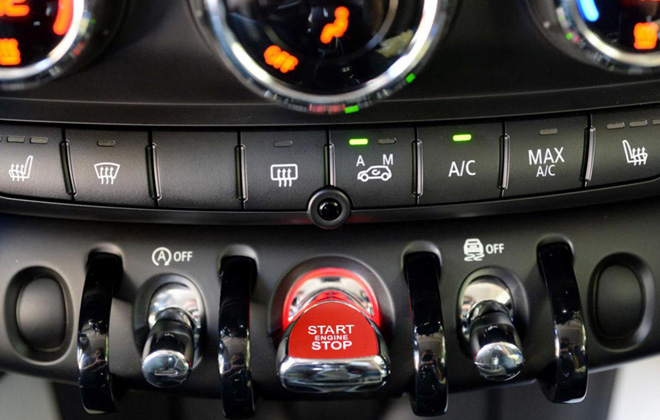 Το κόκκινο κουμπί του κινητήρα δίνει μια σπορ αίσθηση