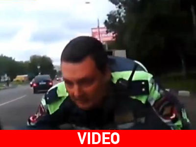 Στο παρμπρίζ του αυτοκινήτου ο αστυνομικός!