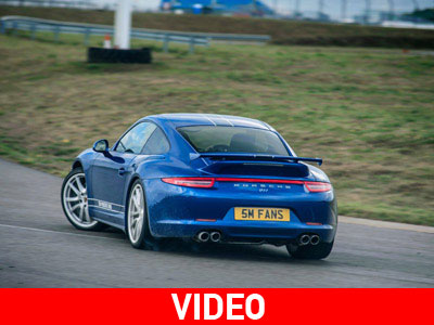 H τυχερή που οδήγησε πρώτη την Porsche 911 «Facebook Fans Edition»