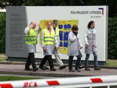Συνεχίζουν τις απεργίες οι εργαζόμενοι των PSA και Renault