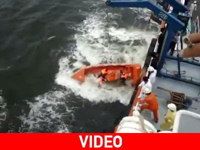 Κατάφεραν και βούλιαξαν τη λέμβο διάσωσης!