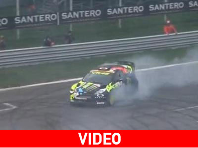 Ο Rossi ντριφτάρει με ένα Ford Fiesta WRC