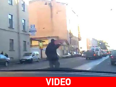 Έβγαλε όπλο και πυροβόλησε μέσα στο δρόμο!