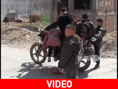 Πόσους χωράει αυτό το μηχανάκι;