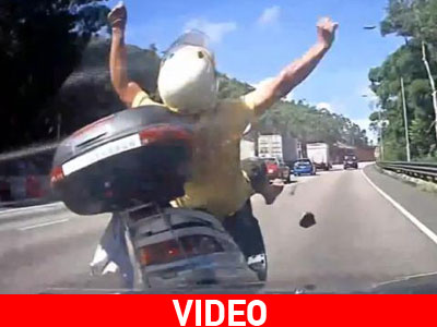 Αυτοκίνητο παρασύρει scooter έπειτα από λάθος και των δύο!