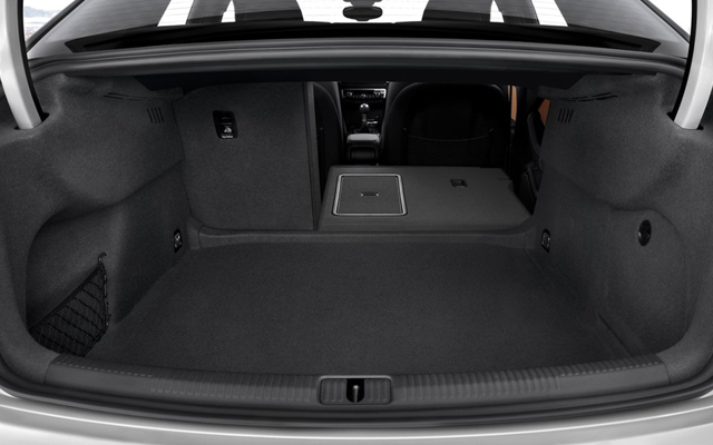 Τα καθίσματα αναδιπλώνονται αυξάνοντας τη χωρητικότητα του πορτμπαγκάζ