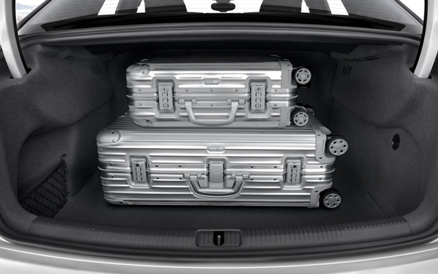 Χωράει άνετα τις βαλίτσες 4 επιβατών