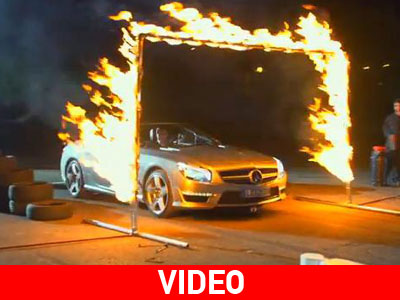 Οδηγεί την SL 63 AMG με δεμένα μάτια και περνά από φωτιές!
