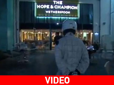 Ο Stig στην πρώτη pub που άνοιξε σε αυτοκινητόδρομο της Αγγλίας!