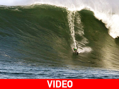 Σπάει το κύμα «δολοφόνος» με τη σανίδα του!